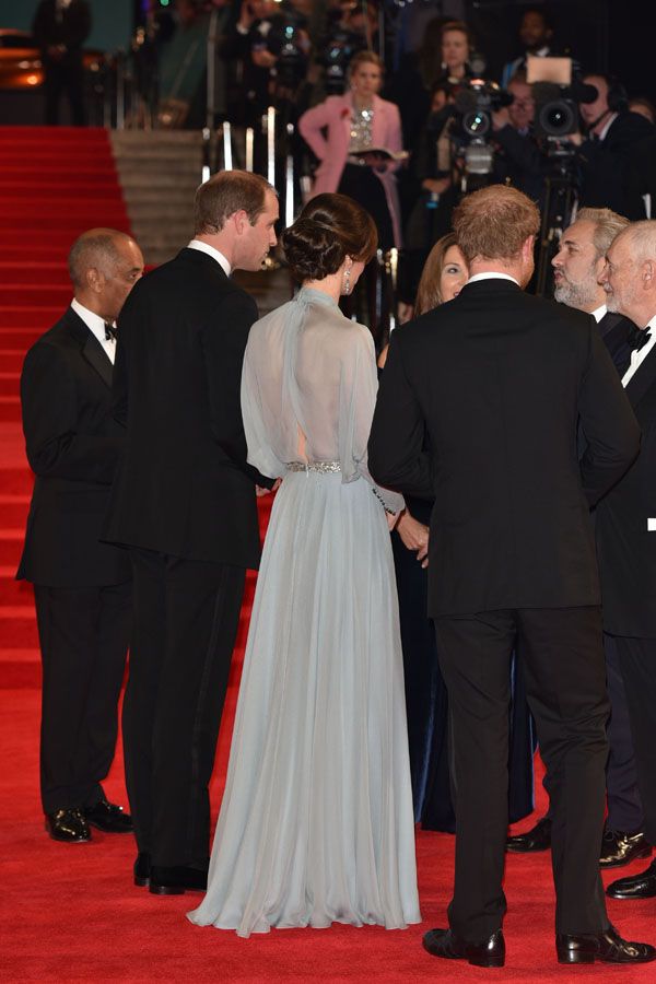 Księżna Kate w kreacji Jenny Packham na premierze najnowszego Bonda - Spectre