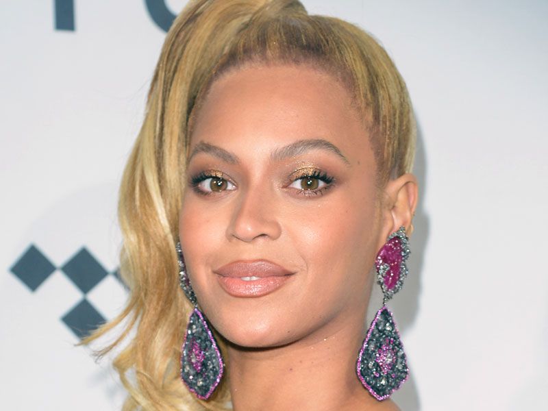 Seksowna Beyonce na koncercie Tidal - co za dekolt