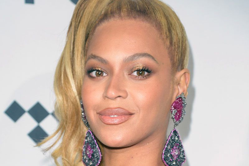 Seksowna Beyonce na koncercie Tidal - co za dekolt