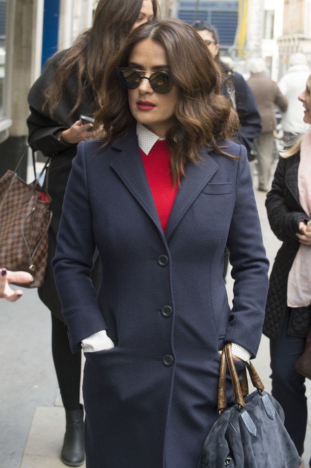 Salma Hayek w granacie i czerwieni
