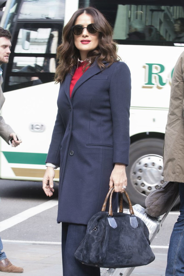 Salma Hayek w granacie i czerwieni