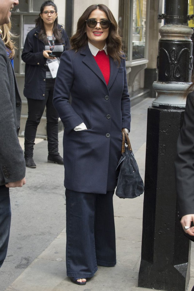 Salma Hayek w granacie i czerwieni