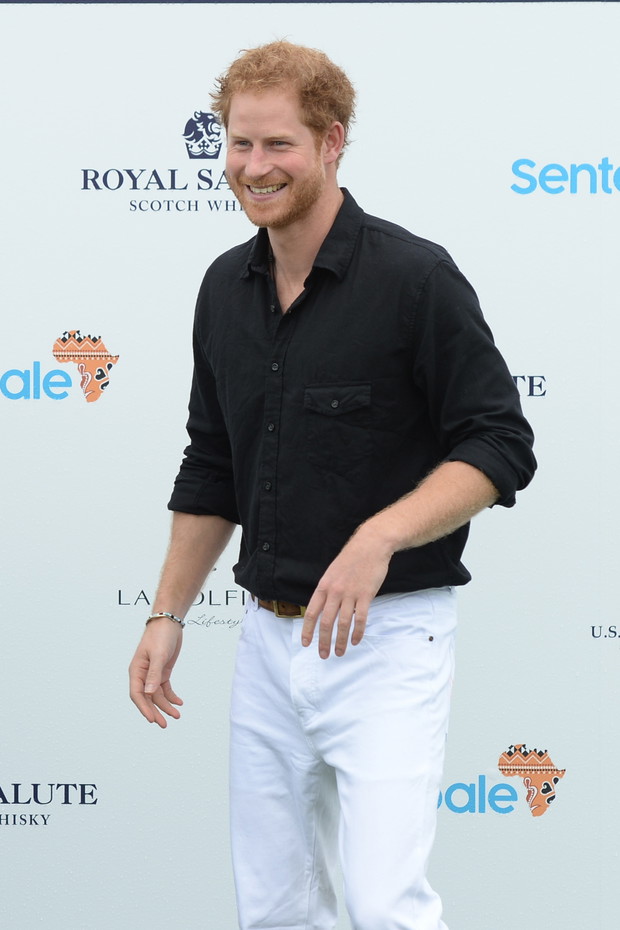 Książę Harry na czerwonym dywanie