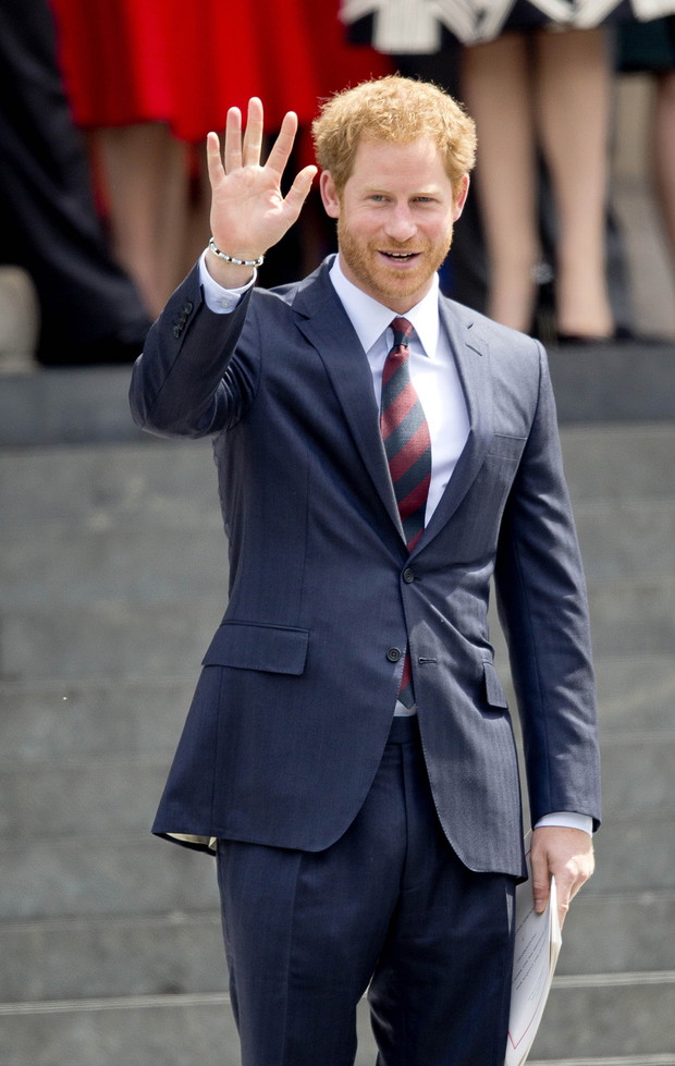 Książę Harry w garniturze