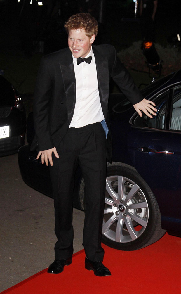 Książę Harry w smokingu