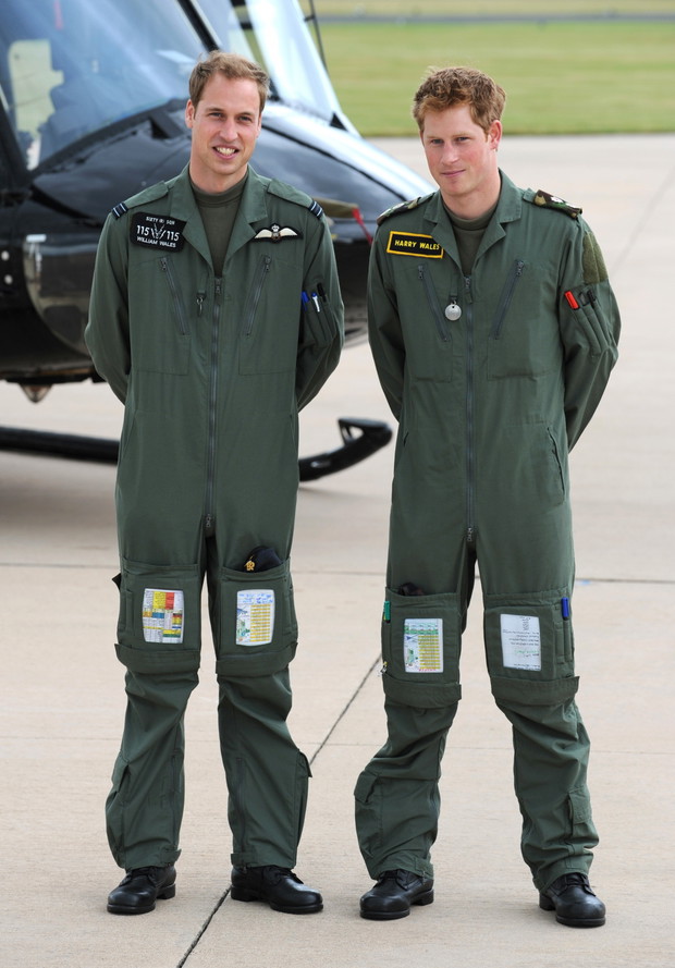 Książęta Harry i William w lotniczych uniformach