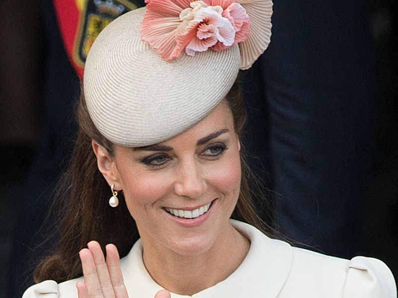 Księżna Kate w czerwonej sukience i tiarze