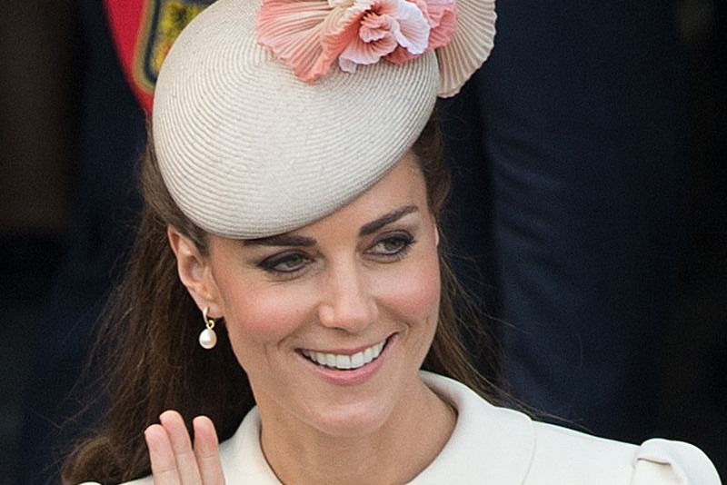 Księżna Kate w czerwonej sukience i tiarze