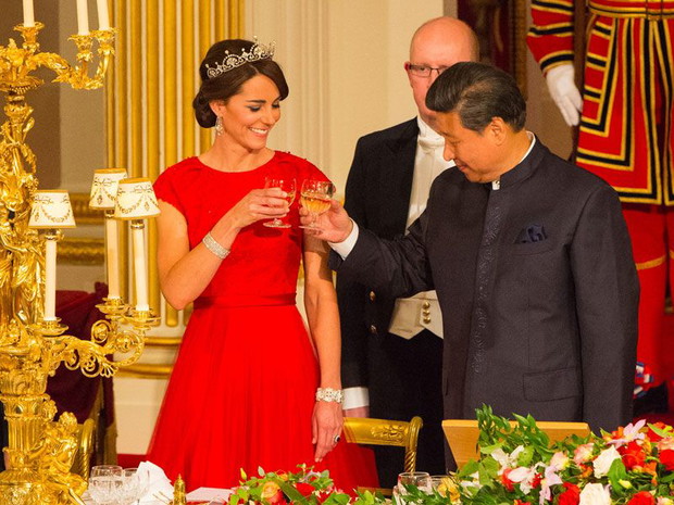 Księżna Kate w czerwonej sukience i tiarze