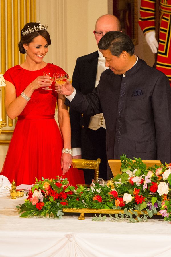 Księżna Kate w czerwonej sukience i tiarze