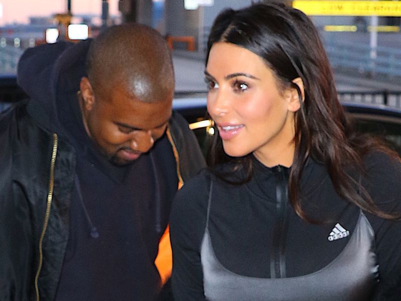 Kim Kardashian w sportowej bluzie i jedwabnej sukience