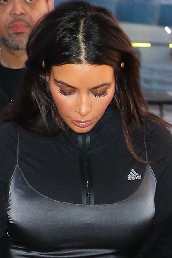 Kim Kardashian w sportowej bluzie i jedwabnej sukience
