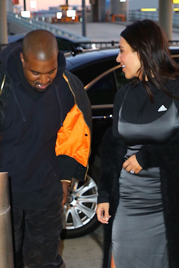 Kim Kardashian w sportowej bluzie i jedwabnej sukience