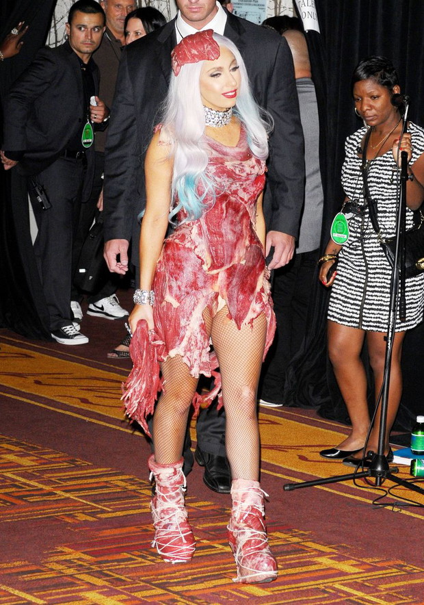 Lady Gaga w mięsnej sukience / 2010 r.