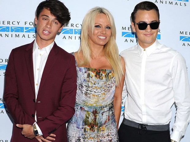 Pamela Anderson z synami Dylanem i Brandonem na Mercy for Animals