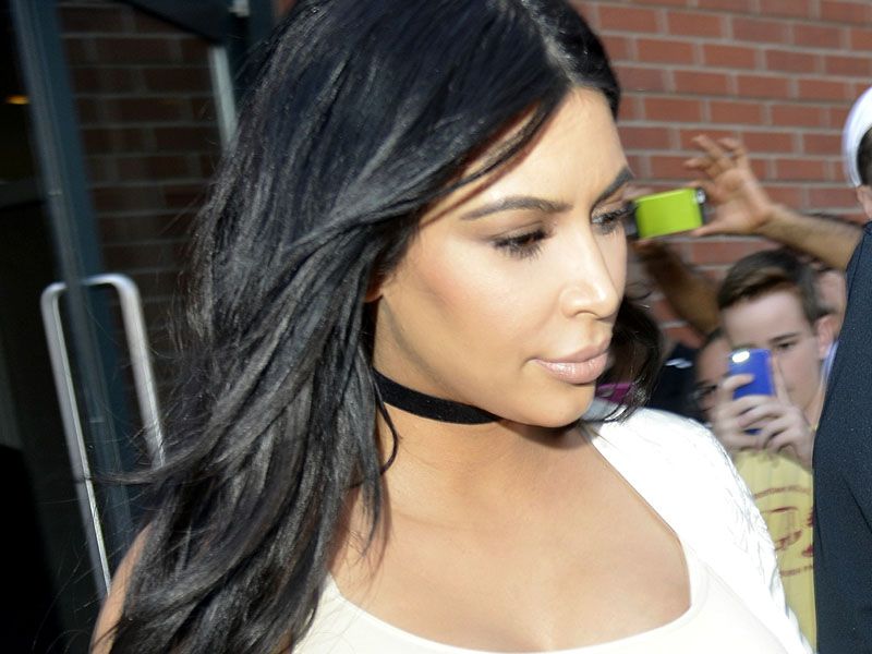 Kim Kardashian w obcisłej sukience