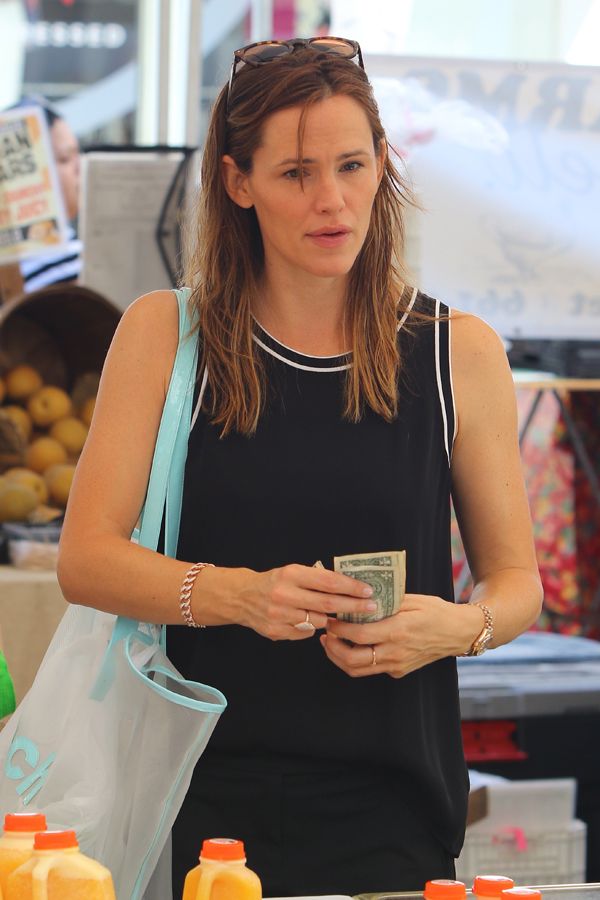 Jennifer Garner w pogniecionej sukience i nieświeżych włosach