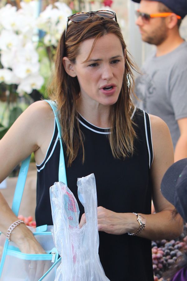 Jennifer Garner w pogniecionej sukience i nieświeżych włosach