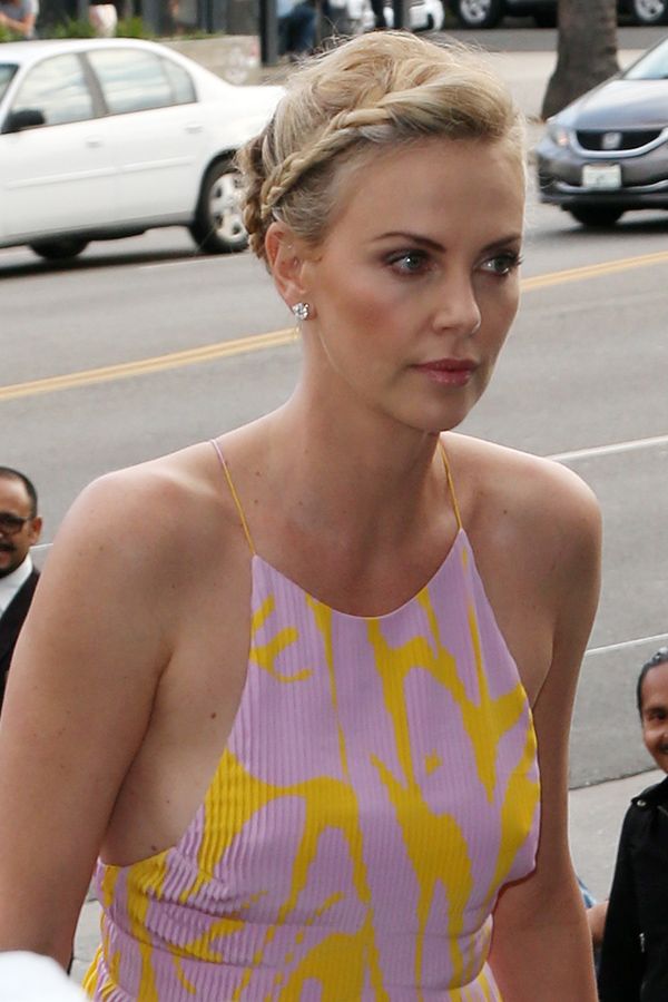 Charlize Theron w sukienkce bez stanika