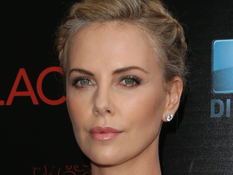 Charlize Theron w sukienkce bez stanika