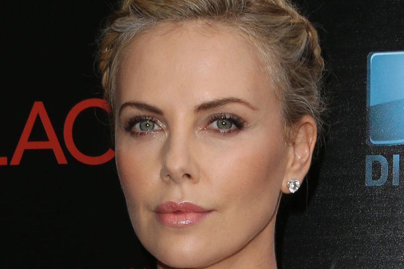 Charlize Theron w sukienkce bez stanika