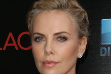 Charlize Theron w sukienkce bez stanika