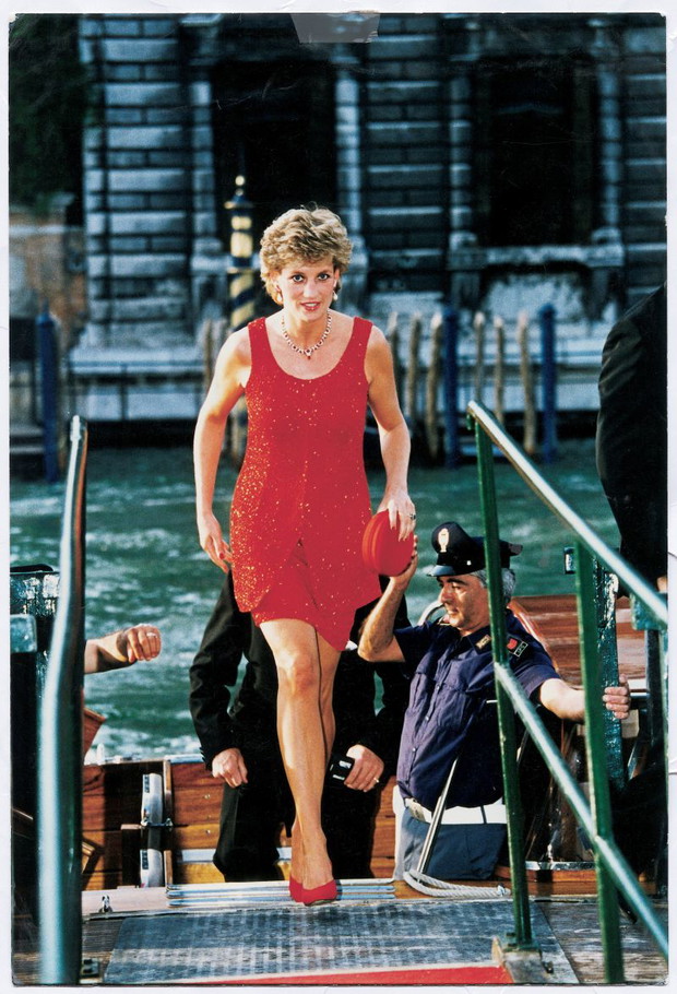 Księżna Diana w czerwonej sukience mini