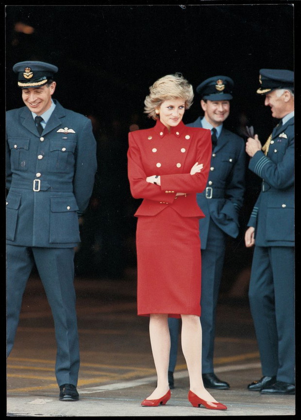 Księżna Diana w czerwonym total looku