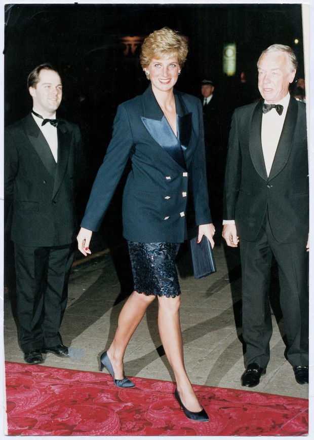 Księżna Diana w granatowym komplecie