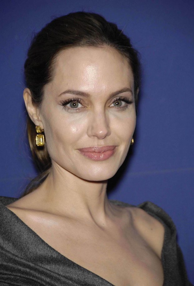 Angelina Jolie - Zgaszone Lato