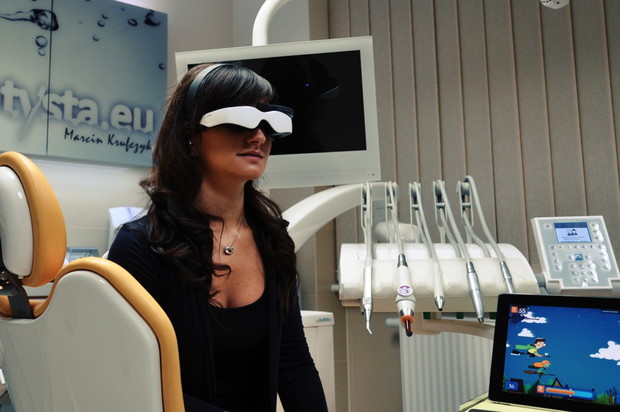 Okulary Cinemizer OLED – przełom w walce z dentofobią