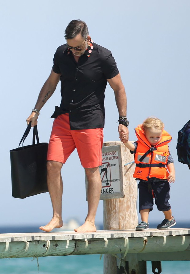 David Furnish z dzieckiem