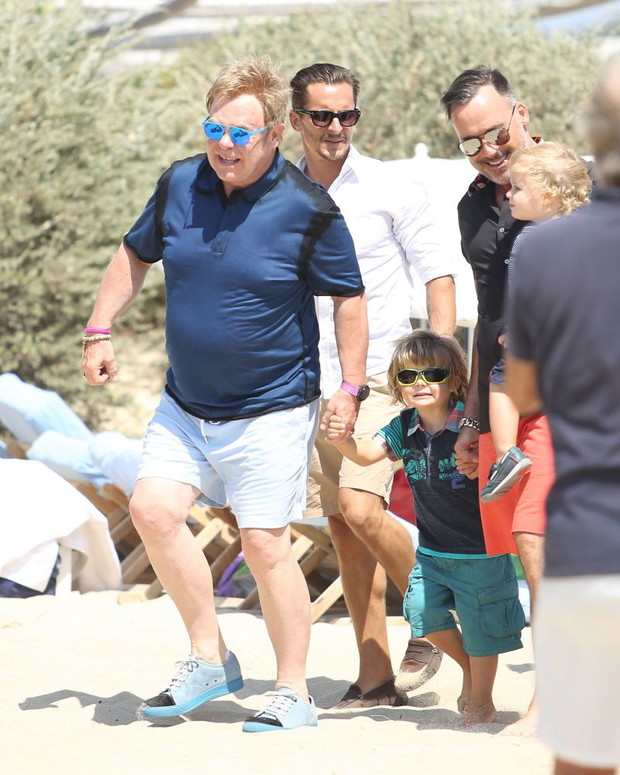 Elton John i David Furnish z dziećmi