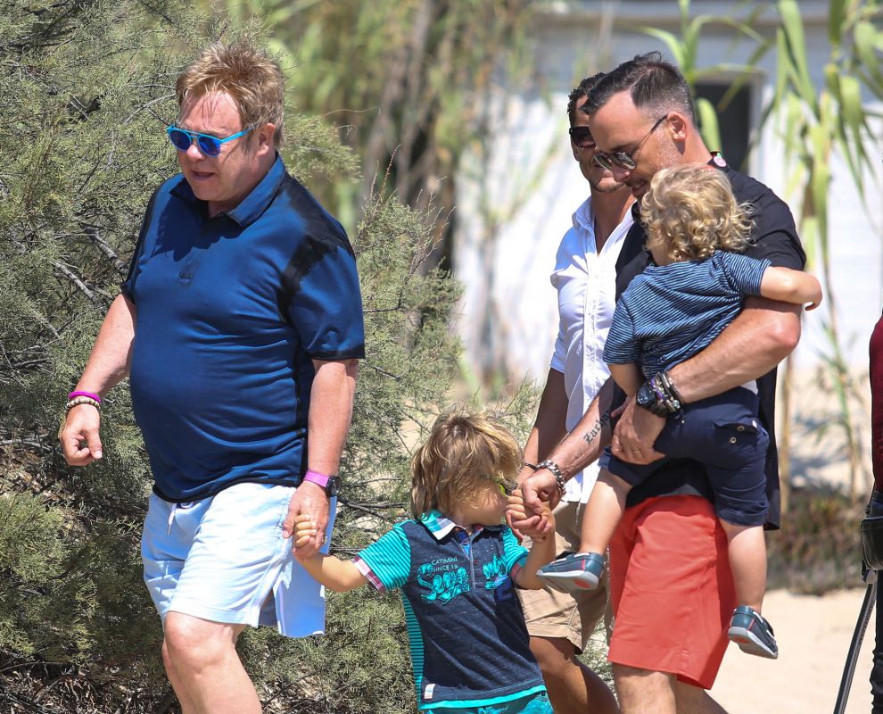 Elton John i David Furnish z dzieckiem