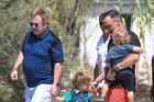 Elton John i David Furnish z dzieckiem