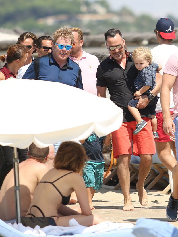Elton John i David Furnish z dzieckiem