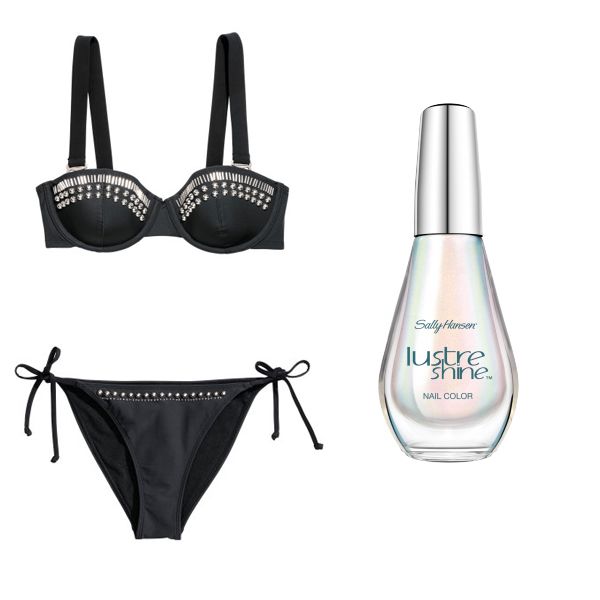Kostium kąpielowy H&M, cena 129 zł, lakier do paznokci Sally Hansen, cena 29 zł