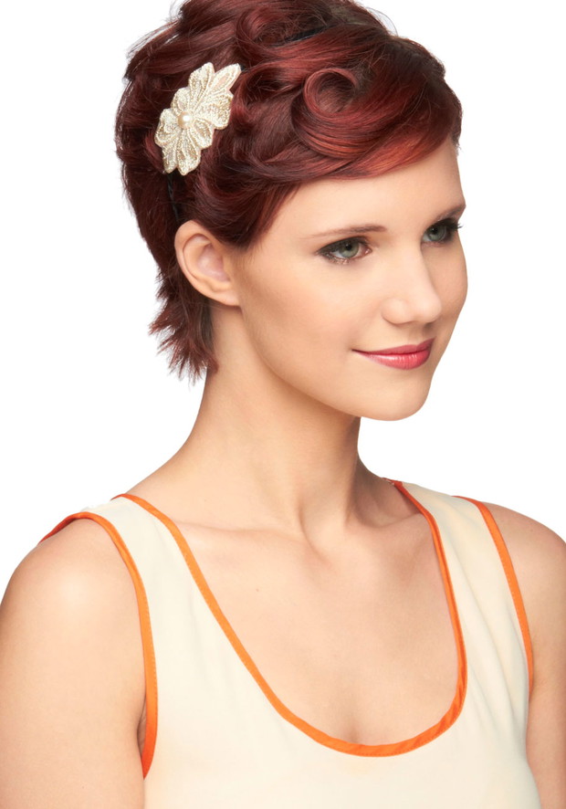 Fale na krótkich włosach ze spinką ślubną - modcloth