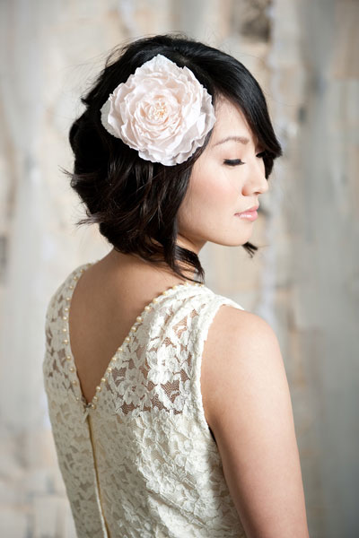 Falowany bob z wpinanym kwiatkiem - bridalguide