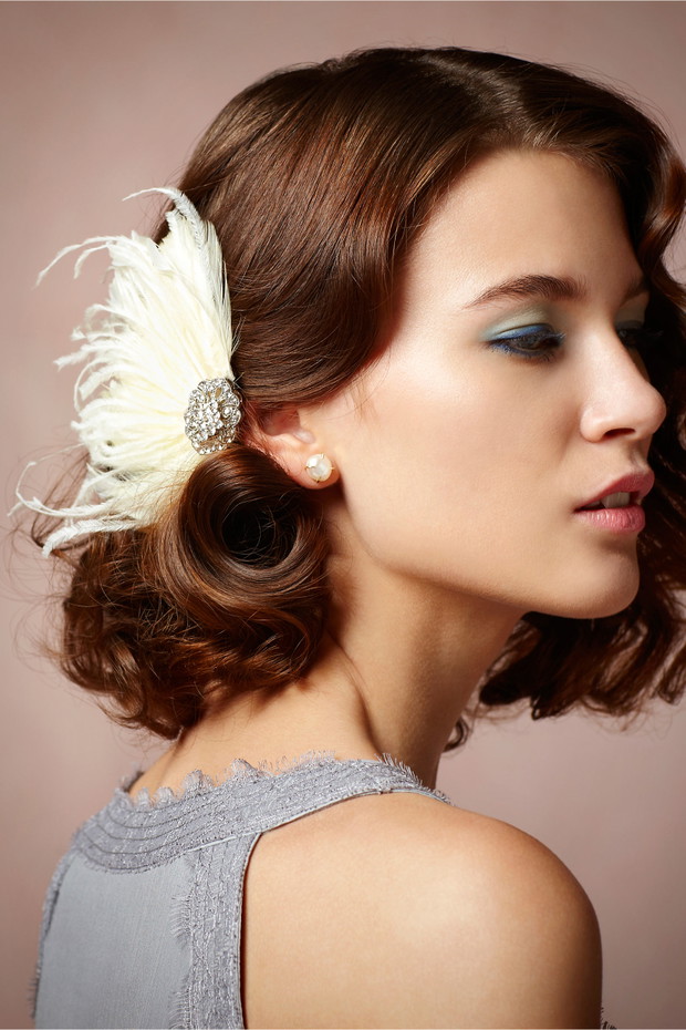 Kręcone włosy ze spinką z piórkami - bhldn