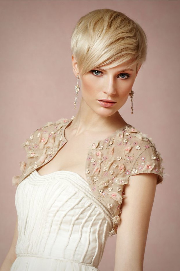 Krótkie włosy z asymetryczną grzywką - bhldn
