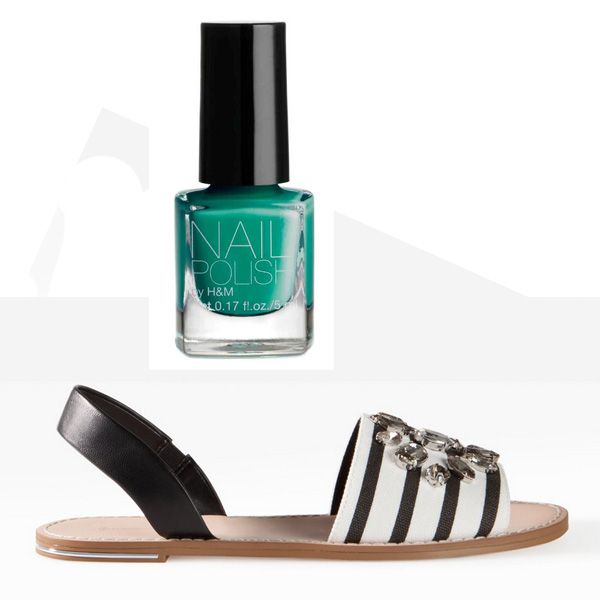 Sandałki Stradivarius, cena 119,90 zł, lakier do paznokci H&M, cena 14,90 zł