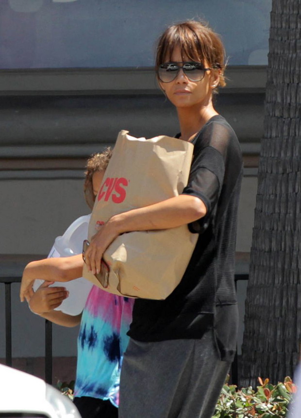 Halle Berry bez makijażu na spacerze z córką