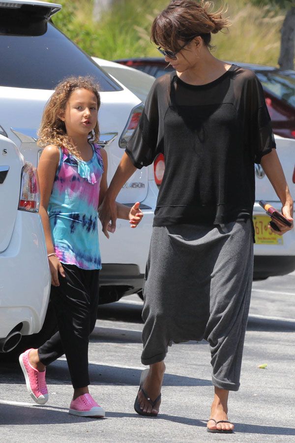 Halle Berry bez makijażu na spacerze z córką