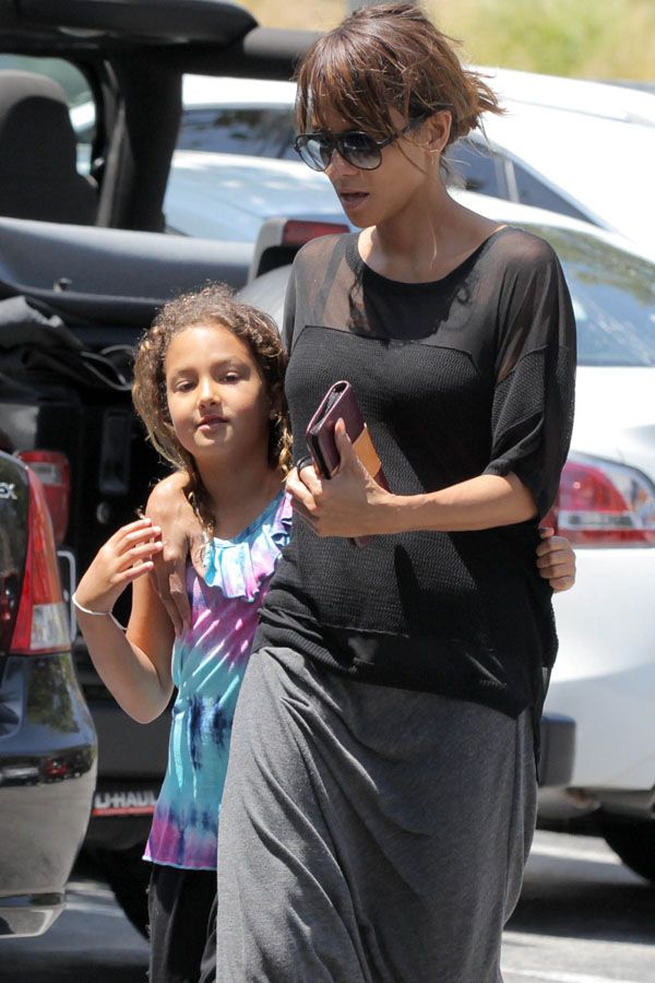 Halle Berry bez makijażu na spacerze z córką