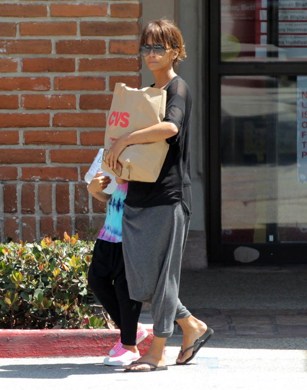 Halle Berry bez makijażu na spacerze z córką