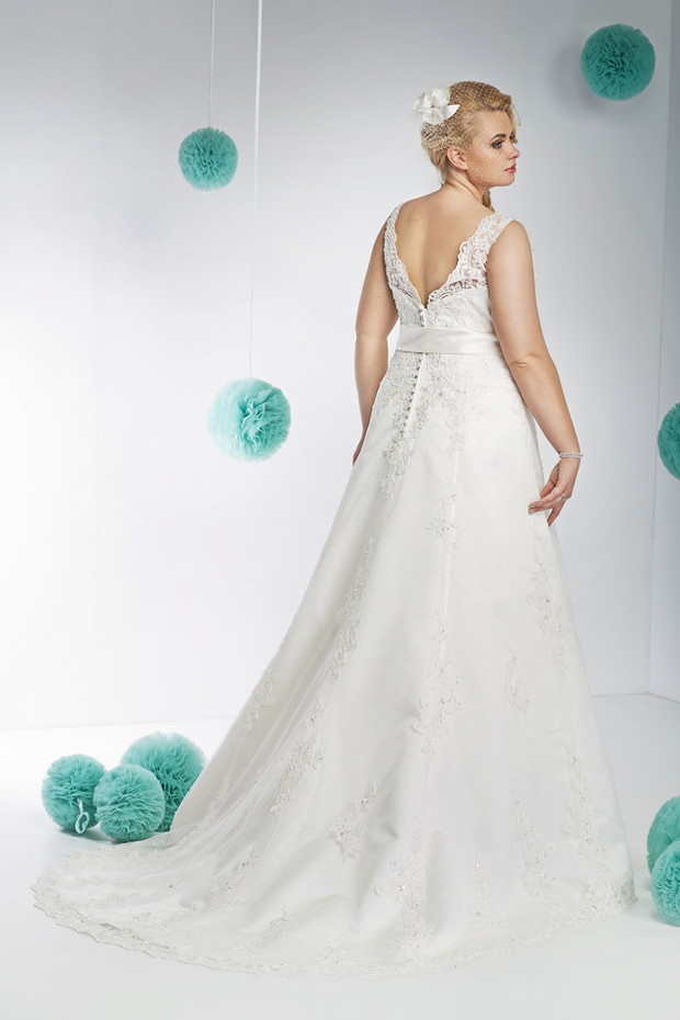 suknia ślubna Annais Bridal z dekoltem na plecach