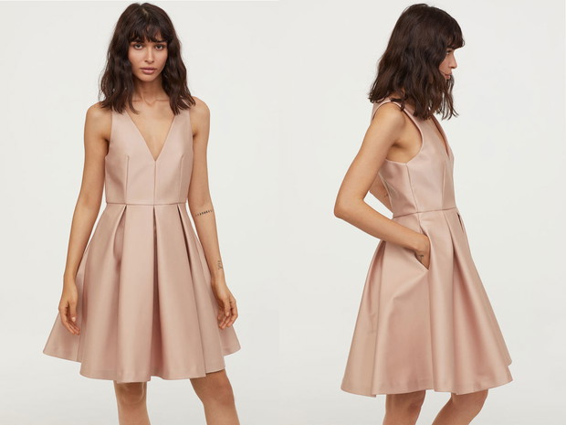 Beżowa sukienka z rozkloszowanym dołem, H&M, cena ok. 229,99 zł