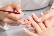 Ghost french to nowa wersja klasyka. Idealny manicure wiosny 2026