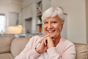 uśmiechnięta seniorka